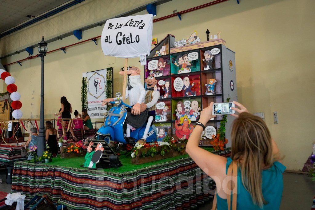 Carroza de las fiestas de Albacete con ilustraciones de XCAR Malavida