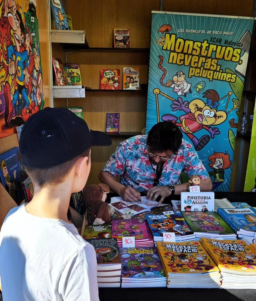XCAR Malavida firmando ejemplares en el Salón del cómic de Getxo
