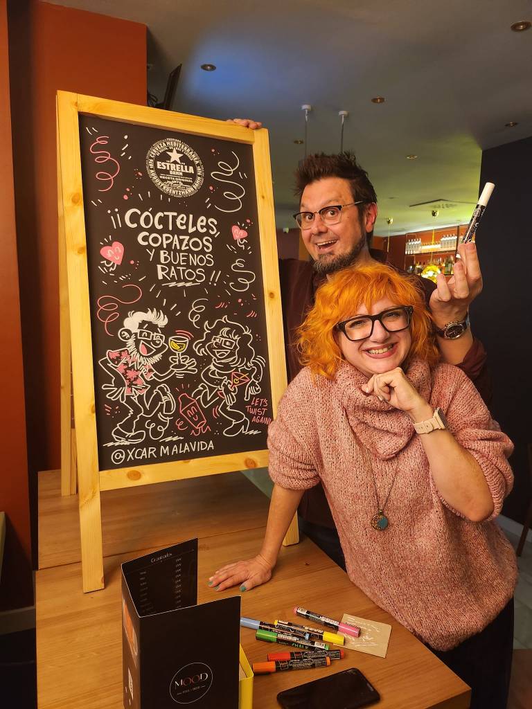 Pizarra de un bar decorada por XCAR Malavida